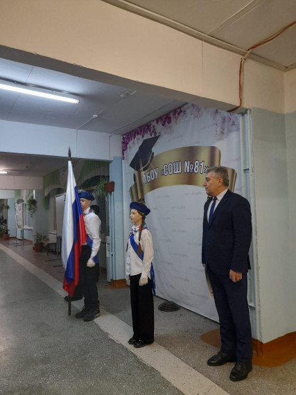 Традиционная церемония поднятия флага РФ и исполнение гимна РФ.